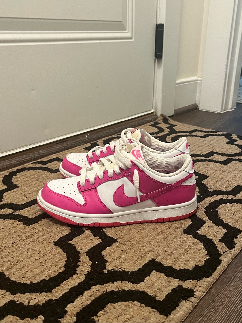 Nike Kids White and Pink Low-Top Sneakers